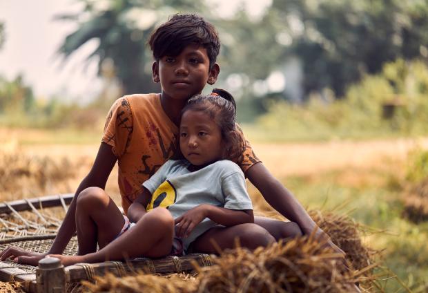 Geschwisterpaar am Rande des Bardia National Parks (Begegnungen in Nepal - 22)