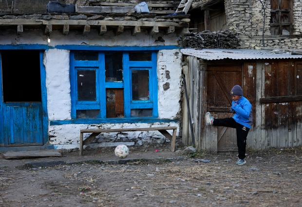 Fußball in Manang auf 3.600 Meter Höhe. (Begegnungen in Nepal - 22)